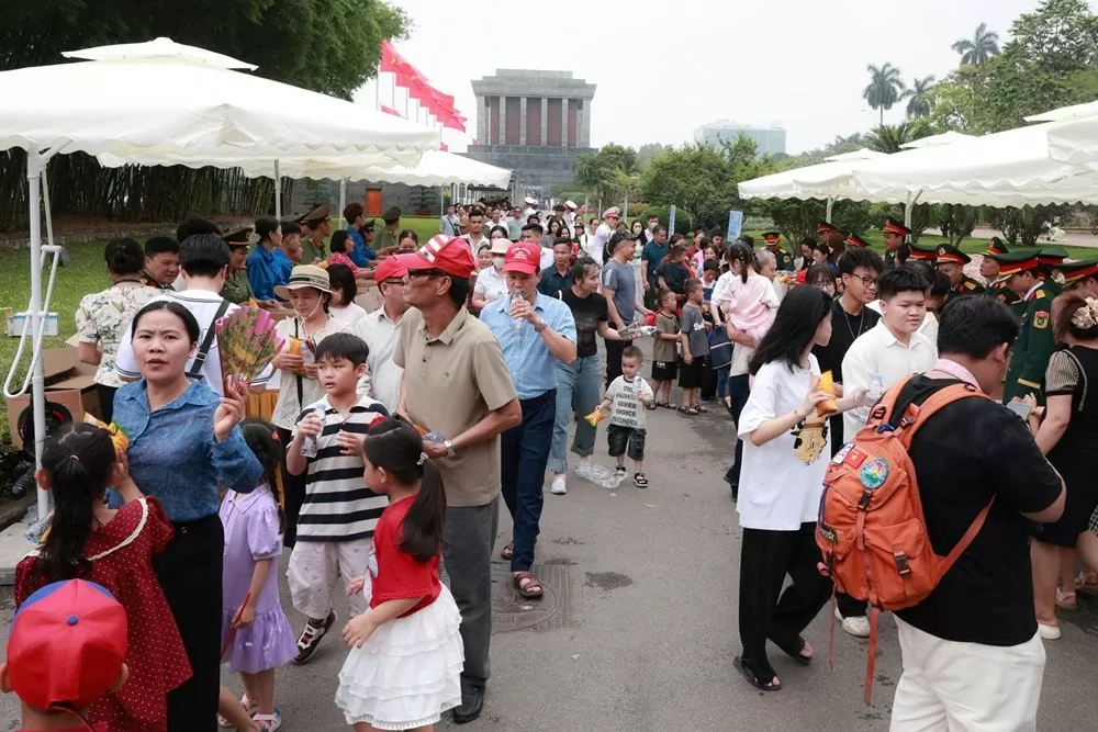 Hà Nội tặng quà 30/4-1/5: Món quà nhỏ, dấu ấn lớn