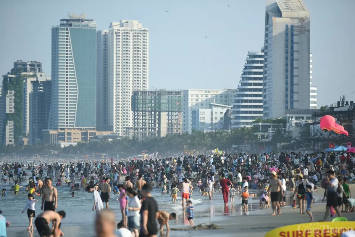 “Biển người” tại các bãi biển Đà Nẵng