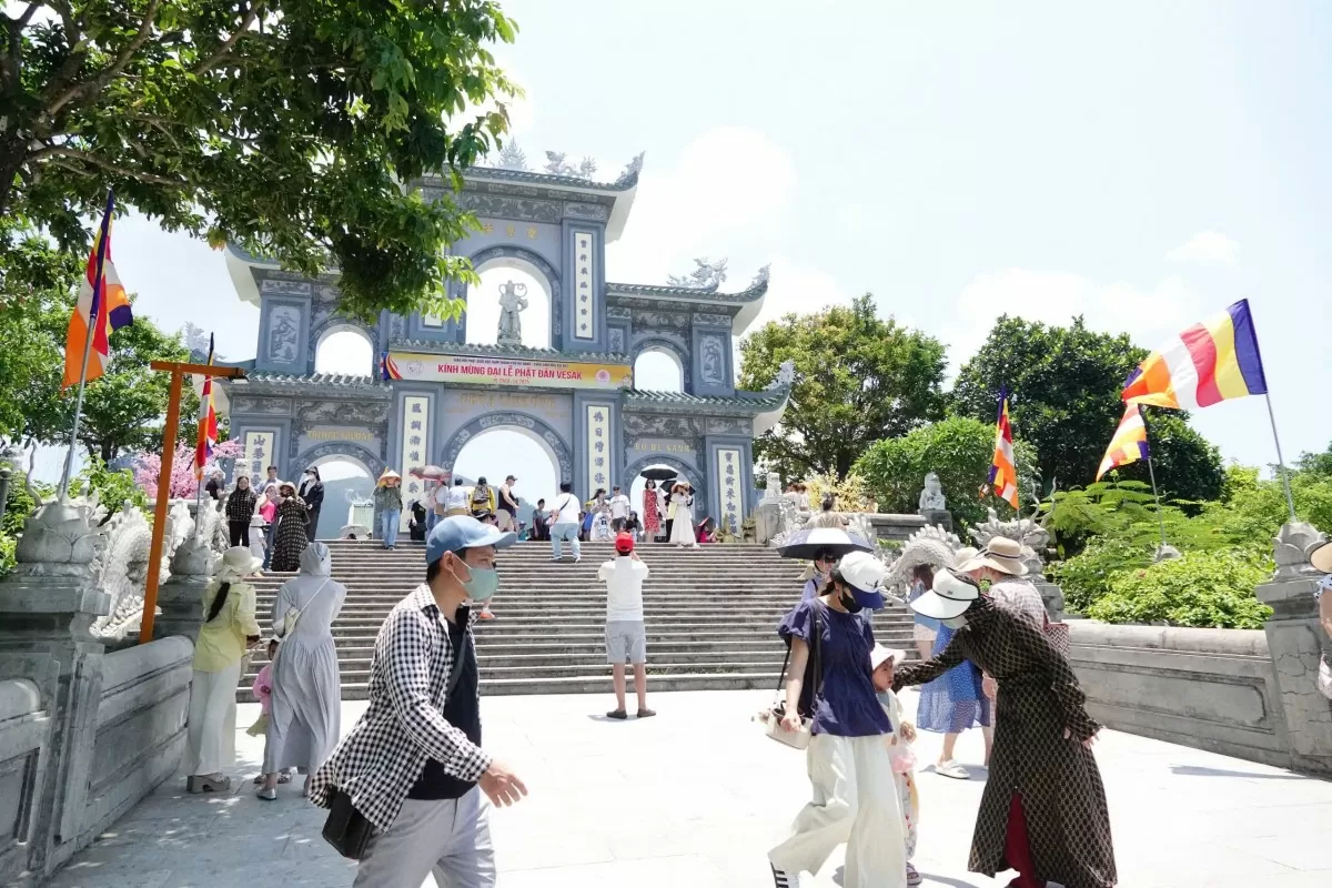 Tại chùa Linh Ứng ngày 1/5 ghi nhận một số lượng lớn khách đến tham quan, chiêm bái.