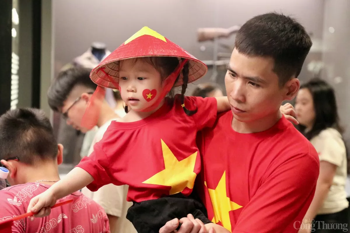 Về Bảo tàng Lịch sử Quân sự, cùng dòng người ngược dấu xưa