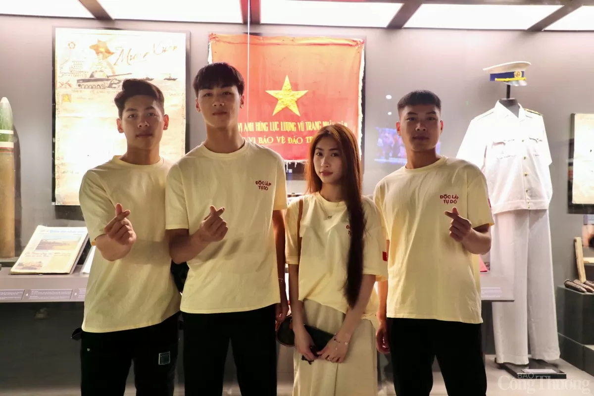 Về Bảo tàng Lịch sử Quân sự, cùng dòng người ngược dấu xưa