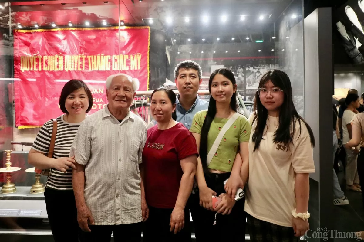 Về Bảo tàng Lịch sử Quân sự, cùng dòng người ngược dấu xưa