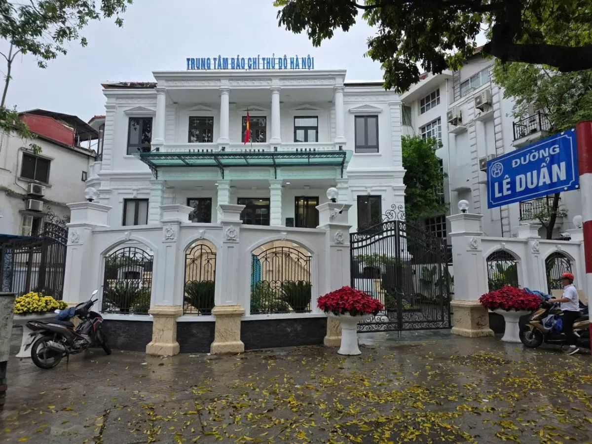 Một biệt thự cũ đổi màu, một trung tâm báo chí bật sáng giữa Thủ đô