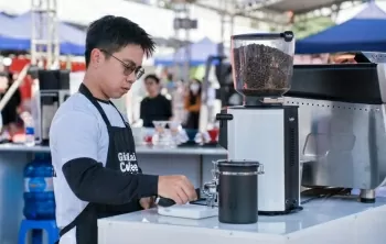 barista teamwork khi dam me ca phe thang hoa giua dai ngan