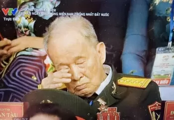 nguoi anh hung tren ky dai lich su roi le khi nghe mot cau hat