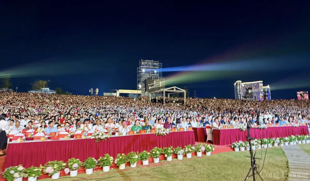 Chùm ảnh: Rực rỡ Carnaval Hạ Long 2025 kết nối di sản Chùm ảnh: Rực rỡ Carnaval Hạ Long 2025 kết nối di sản