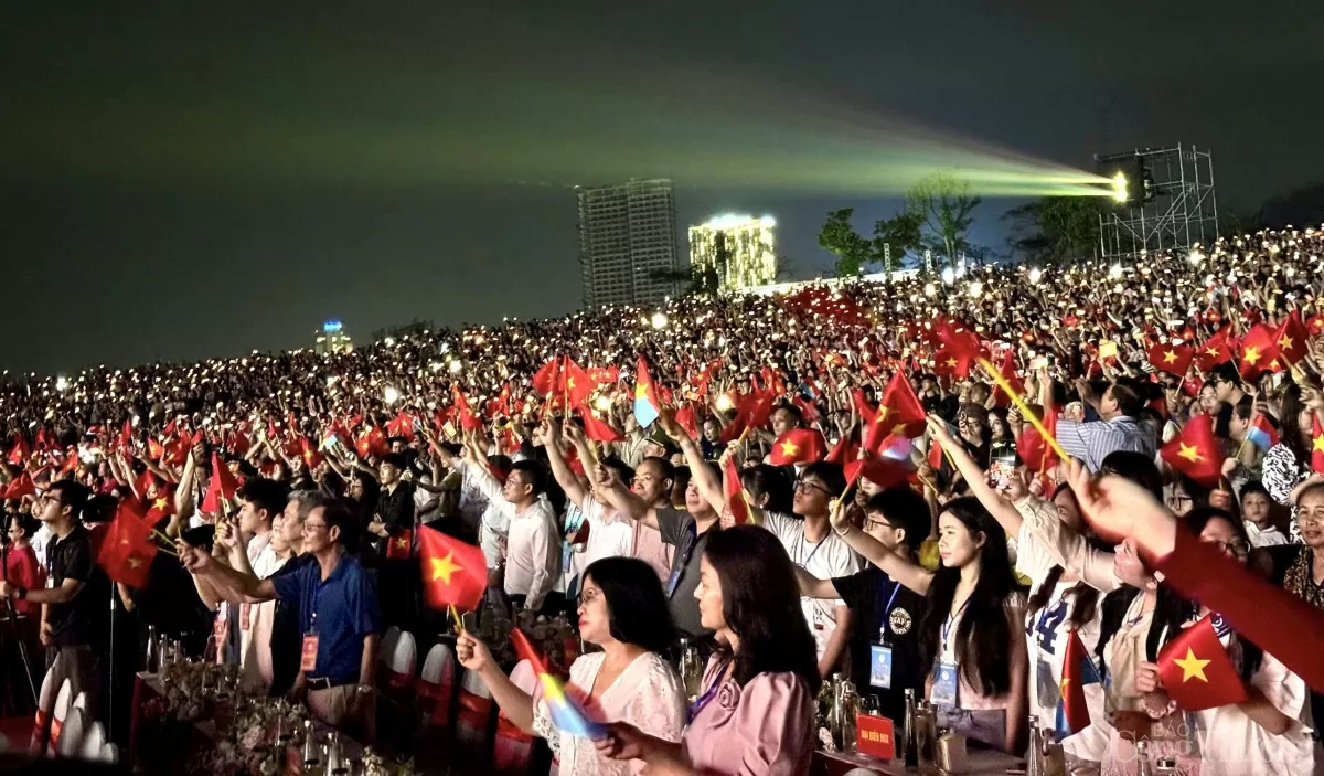 Chùm ảnh: Rực rỡ Carnaval Hạ Long 2025 kết nối di sản Chùm ảnh: Rực rỡ Carnaval Hạ Long 2025 kết nối di sản