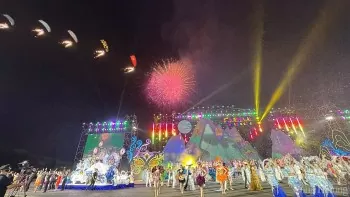chum anh ruc ro carnaval ha long 2025 ket noi di san