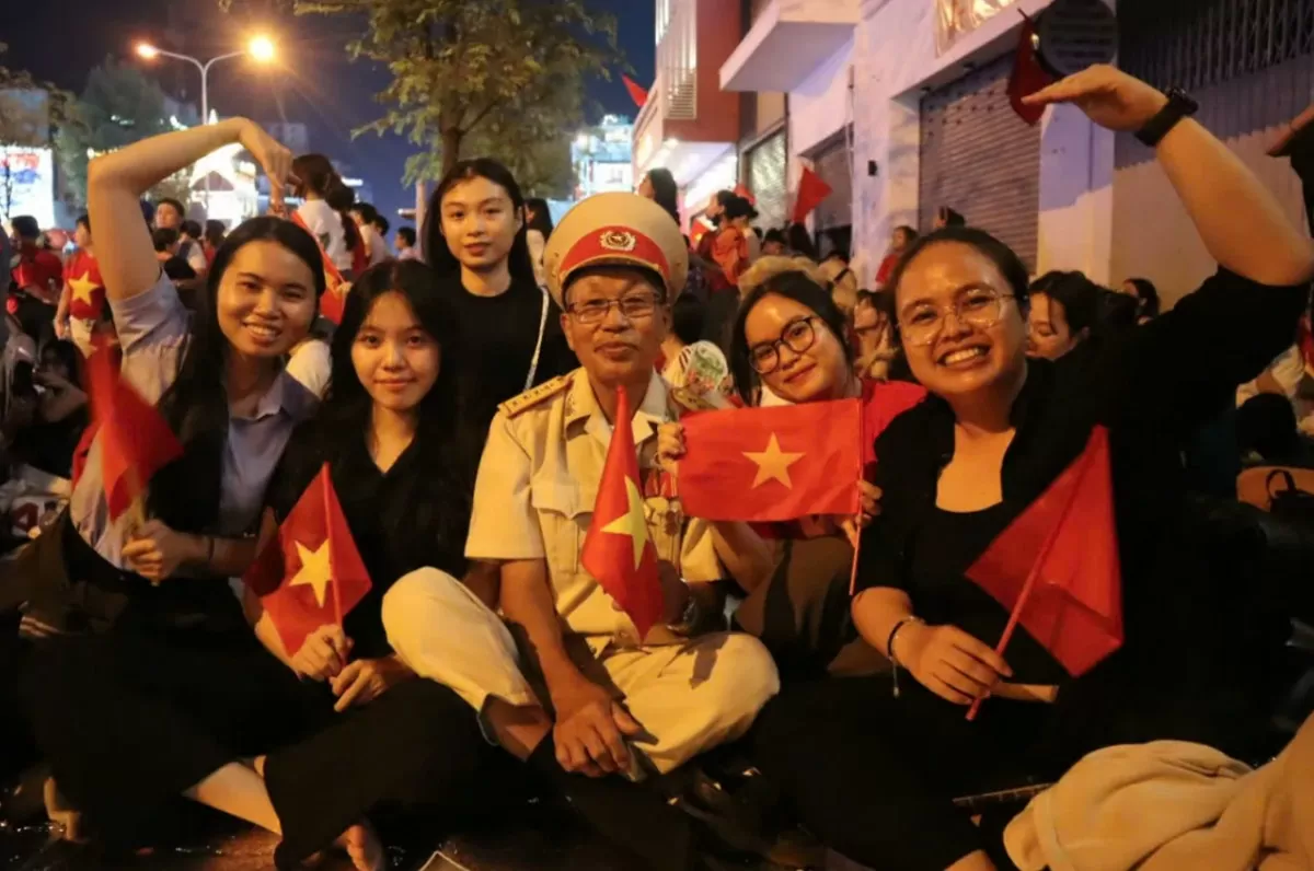 Ông Nguyễn Đăng Phạt - cựu chiến binh Quân khu 5 trò chuyện với các bạn trẻ trên vỉa hè. Đã 50 năm trôi qua, ký ức về một thời hoa lửa, về những năm tháng chiến đấu trong ông vẫn vẹn nguyên như mới hôm qua.