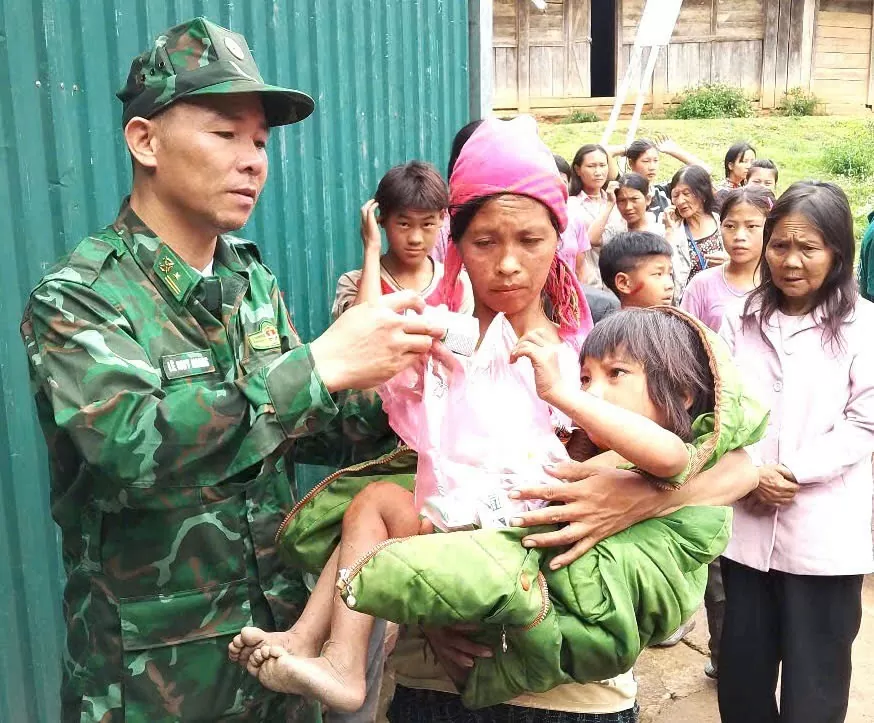 Bộ đội biên phòng Lai Châu cứu bé thiểu năng lạc rừng