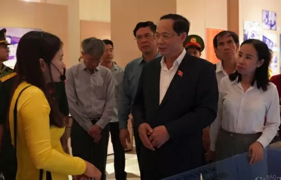 Đoàn công tác Quốc hội tưởng niệm Anh hùng liệt sỹ tại Côn Đảo