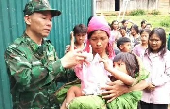 bo doi bien phong lai chau cuu be gai lac trong rung