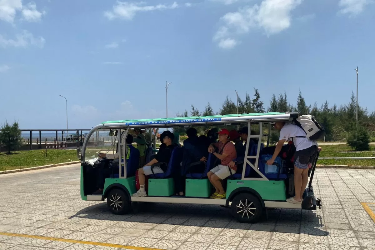 Xe điện phục vụ du khách di chuyển khi đến đảo Lý Sơn