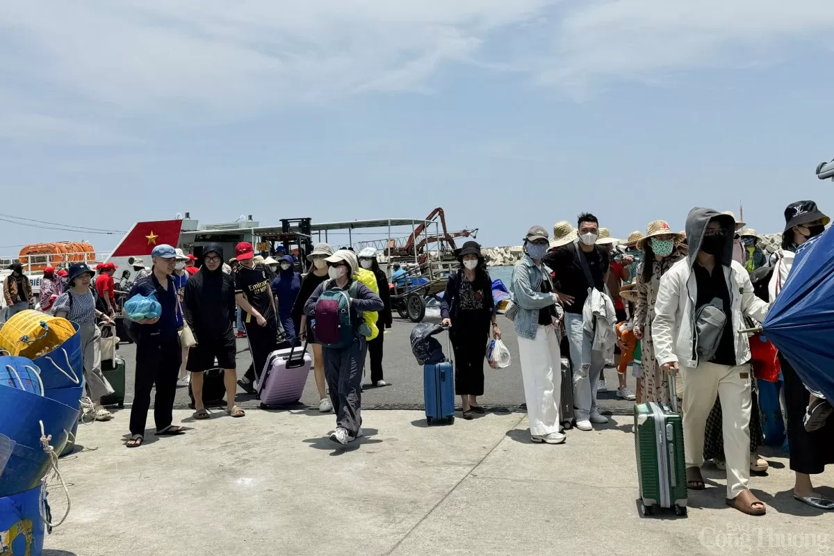 Hiện trên đảo Lý Sơn có hơn gần 150 cơ sở lưu trú phục vụ du lịch, gồm 7 khách sạn công suất 1.000 phòng, cùng các nhà nghỉ, homestay, có khả năng phục vụ cùng lúc hơn 3.000 khách. “Những ngày này các cơ sở lưu trú gần như kín phòng. Để giữ hình ảnh du lịch văn minh, thân thiện, huyện đẩy mạnh công tác tuyên truyền đến các cơ sở lưu trú du lịch thực hiện niêm yết giá. Nghiêm cấm “chặt chém” du khách”, Chủ tịch UBND huyện Lý Sơn Phạm Thị Hương chia sẻ.