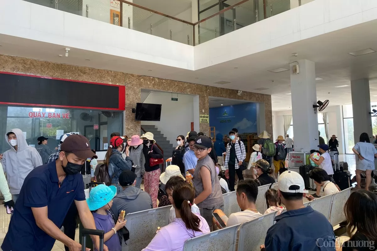 Dịp Lễ 30/4 – 1/5 năm nay kéo dài 5 ngày, nhiều du khách đã chọn đảo tiền tiêu Lý Sơn (tỉnh Quảng Ngãi) làm nơi nghỉ dưỡng cùng gia đình.
