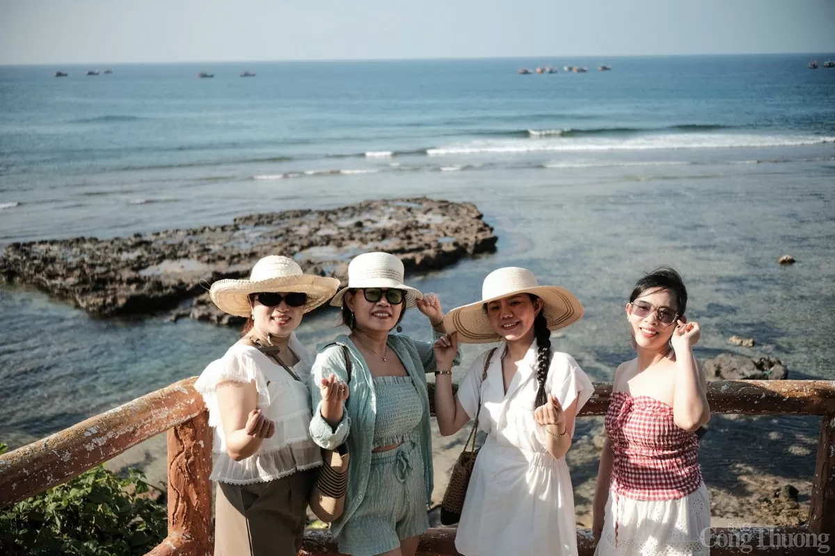 Nhiều nhóm bạn trẻ chọn Lý Sơn là điểm đến du lịch Nhiều nhóm bạn trẻ chọn Lý Sơn là điểm đến du lịch