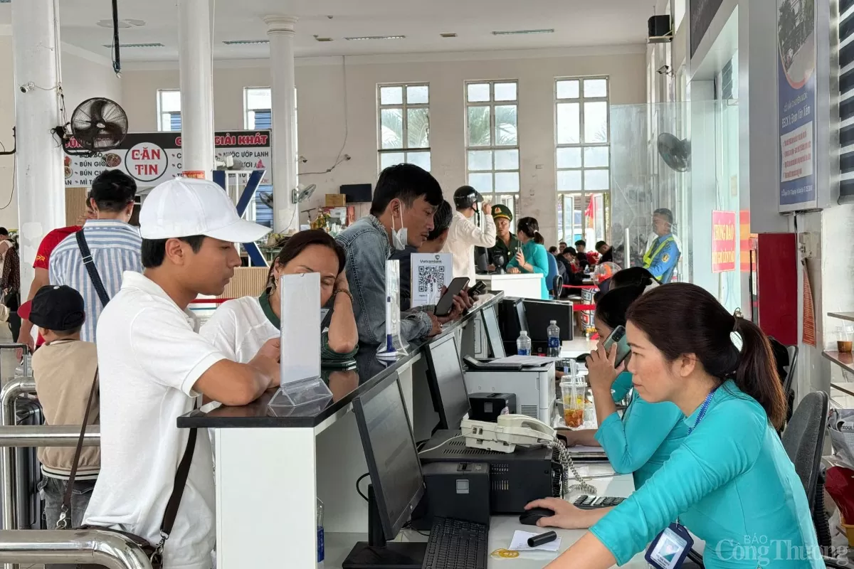 Bà Phạm Thị Hương – Chủ tịch UBND huyện Lý Sơn (tỉnh Quảng Ngãi) cho biết, trong 5 ngày nghỉ lễ, dự kiến mỗi ngày Lý Sơn đón từ 2.000 – 3.000 du khách. Riêng trong 2 ngày 30/4 và 1/5, mỗi ngày đảo Lý Sơn đón hơn 3.000 khách du lịch; 3 ngày còn lại (từ hôm nay, 2/5 – 4/5) mỗi ngày sẽ có khoảng 2.000 khách đến với đảo.