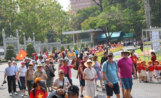 du lich tp ho chi minh bung no dip le 304 15