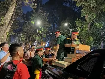 nguoi tre hom nay van thoi bung ngon lua san sang viet tiep nen cau chuyen hoa binh