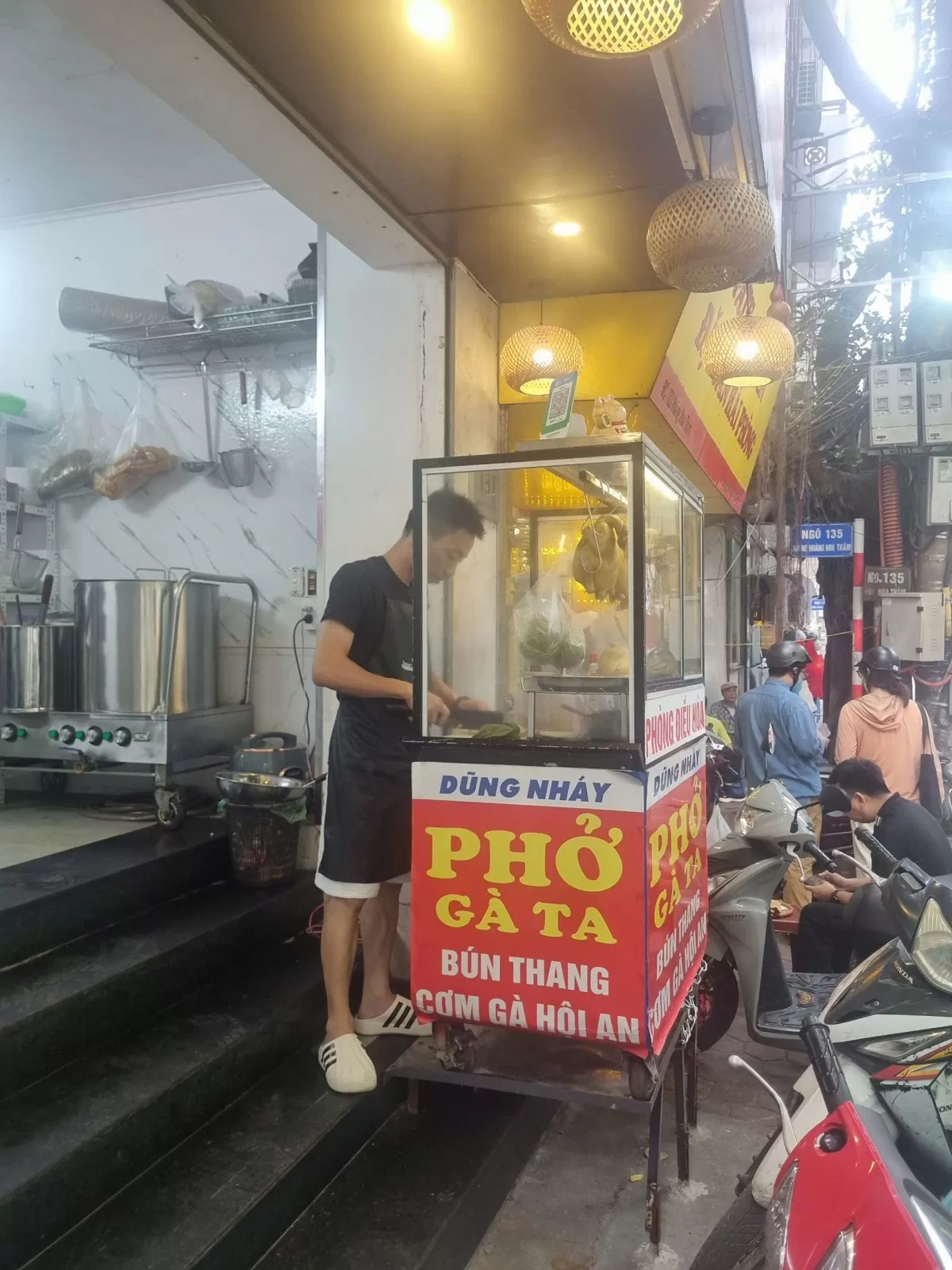 Ngày 3/5 ở Hà Nội: Thành phố hai nhịp, hai sắc thái