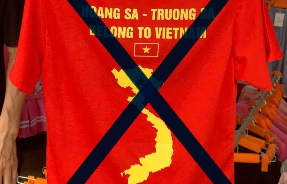 Vụ bán áo in thiếu Hoàng Sa, Trường Sa: Lỗ hổng không chỉ từ chợ