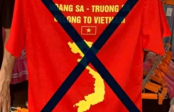 vu ban ao in thieu hoang sa truong sa lo hong khong chi tu cho