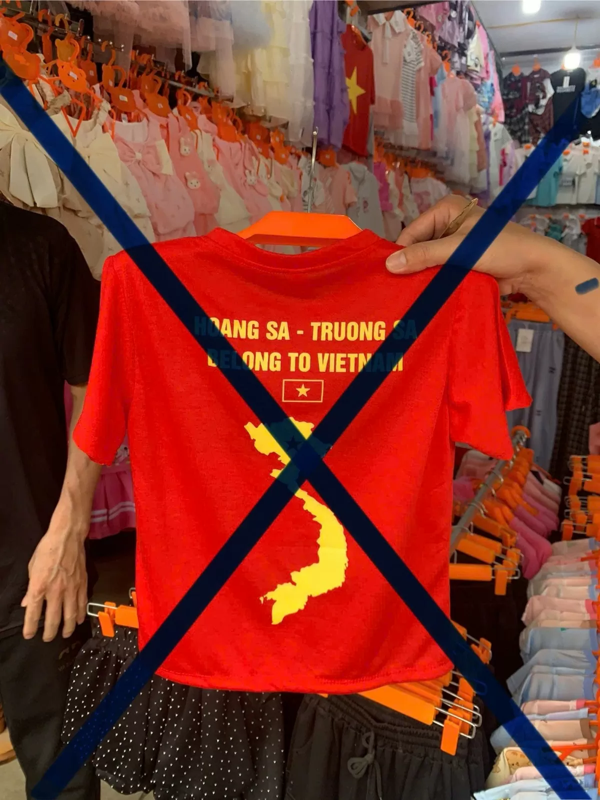 Vụ bán áo in thiếu Hoàng Sa, Trường Sa: Lỗ hổng không chỉ từ chợ