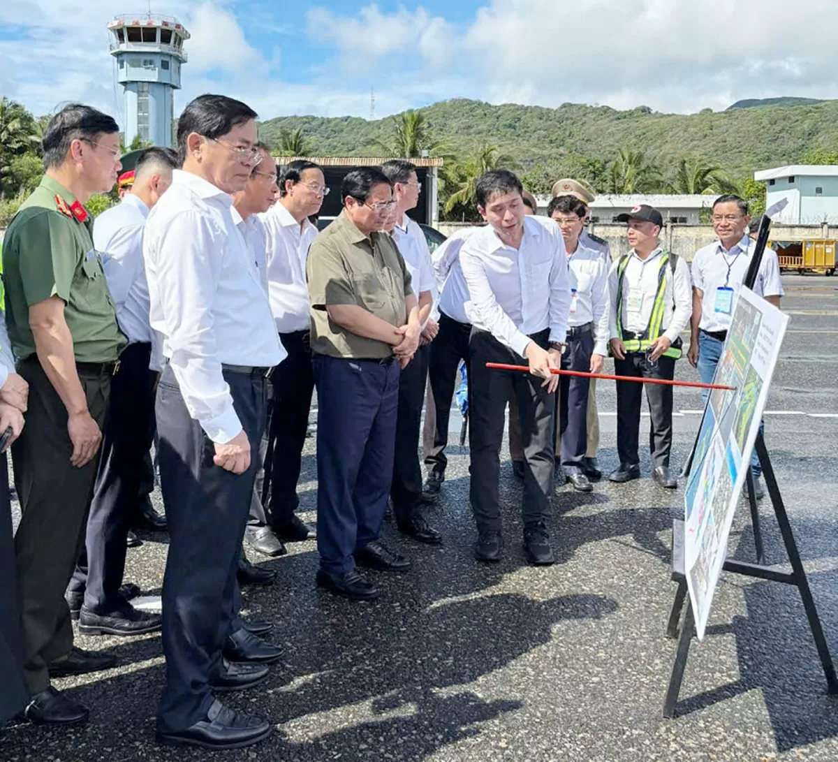 Thủ tướng Phạm Minh Chính nghe báo cáo quy hoạch dự kiến Cảng hàng không Côn Đảo thời kỳ 2021-2030, tầm nhìn đến năm 2050.