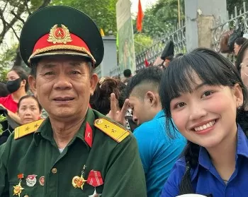 nam sinh van lang vo le nu sinh nhan van bat khoc nhuong cho hai cuu chien binh