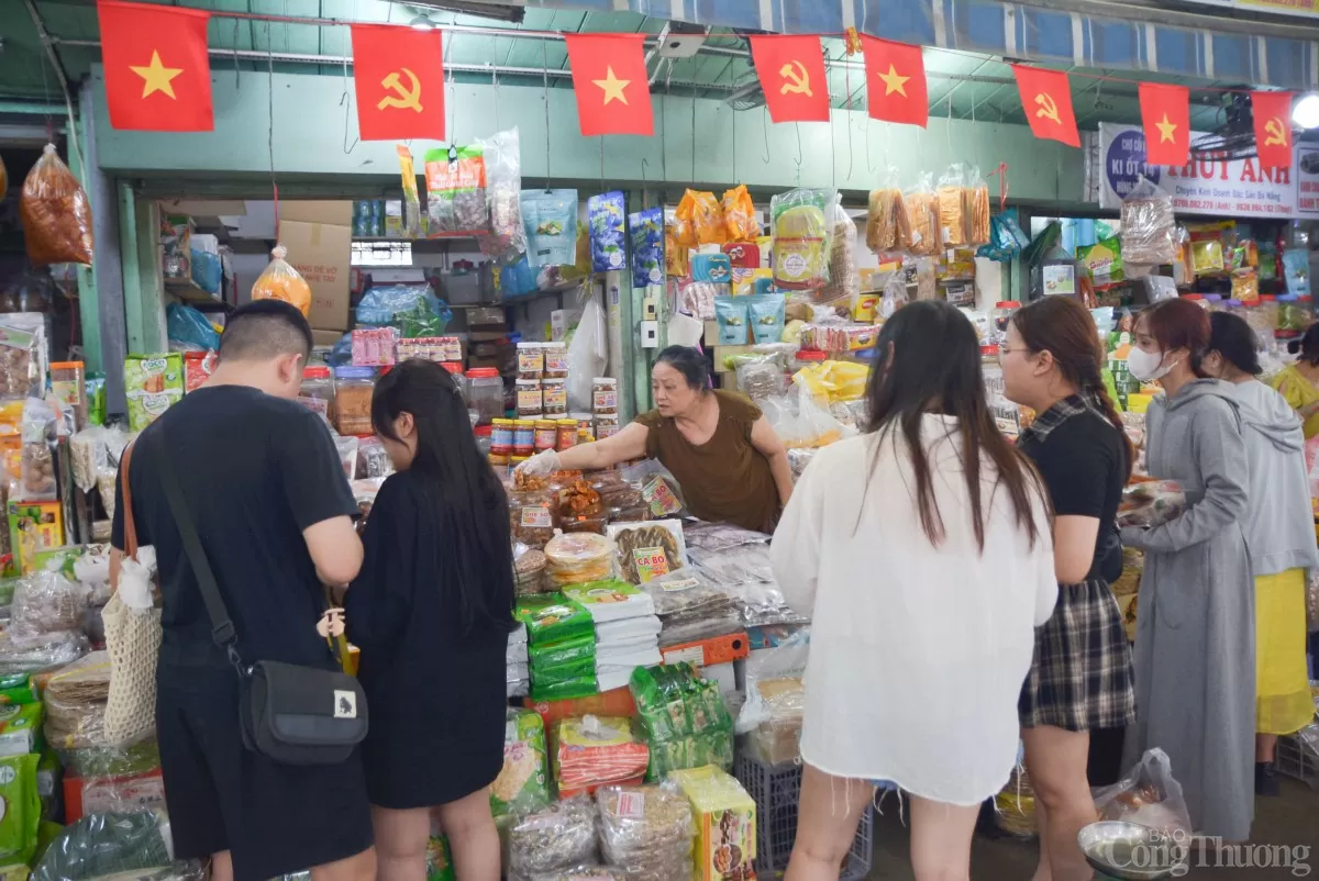 Ông Phan Thành Thoại - Trưởng Ban quản lý chợ Cồn cho biết trong kỳ nghỉ lễ 30/4 – 1/5 lượng khách du lịch đến chợ Cồn tăng mạnh so với ngày thường. Riêng trong ngày 2/5 và 3/5, mỗi ngày chợ Cồn đón khoảng 7.000 – 8.000 lượt khách du lịch, tăng 2,5 lần so với ngày thường. “Du khách đến chợ chủ yếu mua các hải sản khô, hàng công nghệ thực phẩm như cá rim, mực rim,… làm quà. Nhiều du khách đến chợ để thưởng thức ẩm thực đặc trưng của Đà Nẵng”, Trưởng Ban quản lý chợ Cồn thông tin và cho biết thêm: Bên cạnh việc thực hiện niêm yết giá, bán theo giá niêm yết, không “chặt chém” du khách, chợ Cồn cũng đang tiếp tục tăng cường công tác đảm bảo an toàn thực phẩm để phục vụ tốt hơn cho người dân và du khách, xây dựng chợ thành chợ phục vụ du lịch.