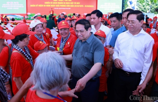 thu tuong gap mat tri an hon 700 chien sy cach mang bi dich bat tu day