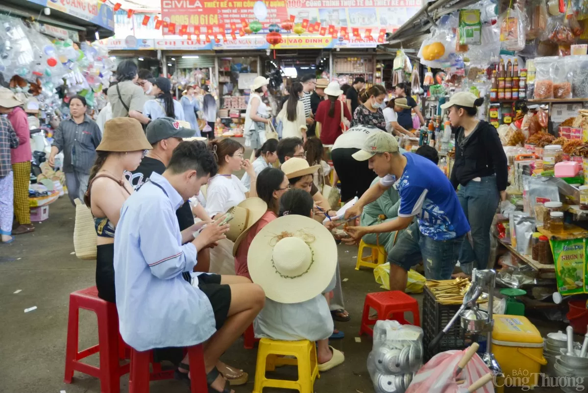 Ông Nguyễn Bá Hậu - tiểu thương bán hàng tại chợ Cồn - cho biết: “Lượng khách đến mua hàng rất đông, liên tục từ sáng sớm tới chiều muộn. Doanh thu tăng gấp 4 lần so với ngày thường. Mới sáng nay, vì khách lên máy bay về nên họ ghé mua sớm, buộc mình phải mở cửa sớm để bán.”