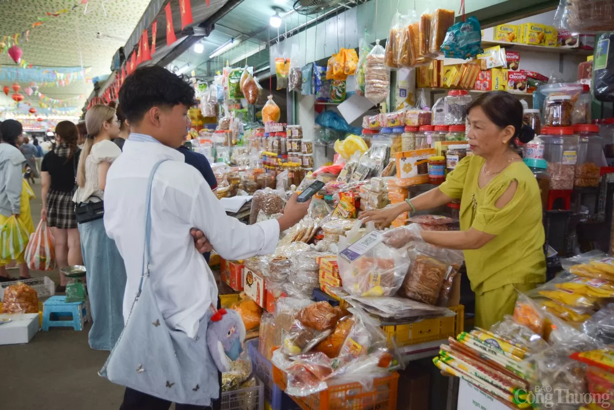 Các sản phẩm khô như mực rim, bò khô, cá sợi, bánh tráng dừa… được du khách trong nước chọn mua nhiều để làm quà.  Chị Trần Thị Phương Anh - du khách từ Nghệ An - chia sẻ: “Lần này đến Đà Nẵng chơi, mình được giới thiệu đến chợ Cồn để mua mực rim me. Hàng ở đây ngon, đậm vị, mấy cô chú bán hàng thì nhiệt tình, cho ăn thử rồi mới mua.”