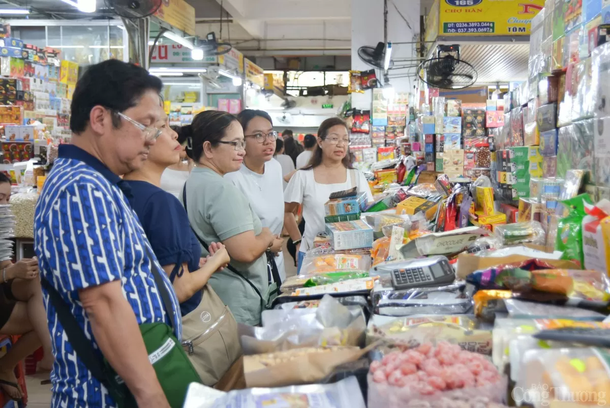 Tại chợ Hàn - Chợ du lịch của Đà Nẵng, lượng khách đến chợ đông đúc liên tục từ 9h sáng kéo dài đến chiều tối.