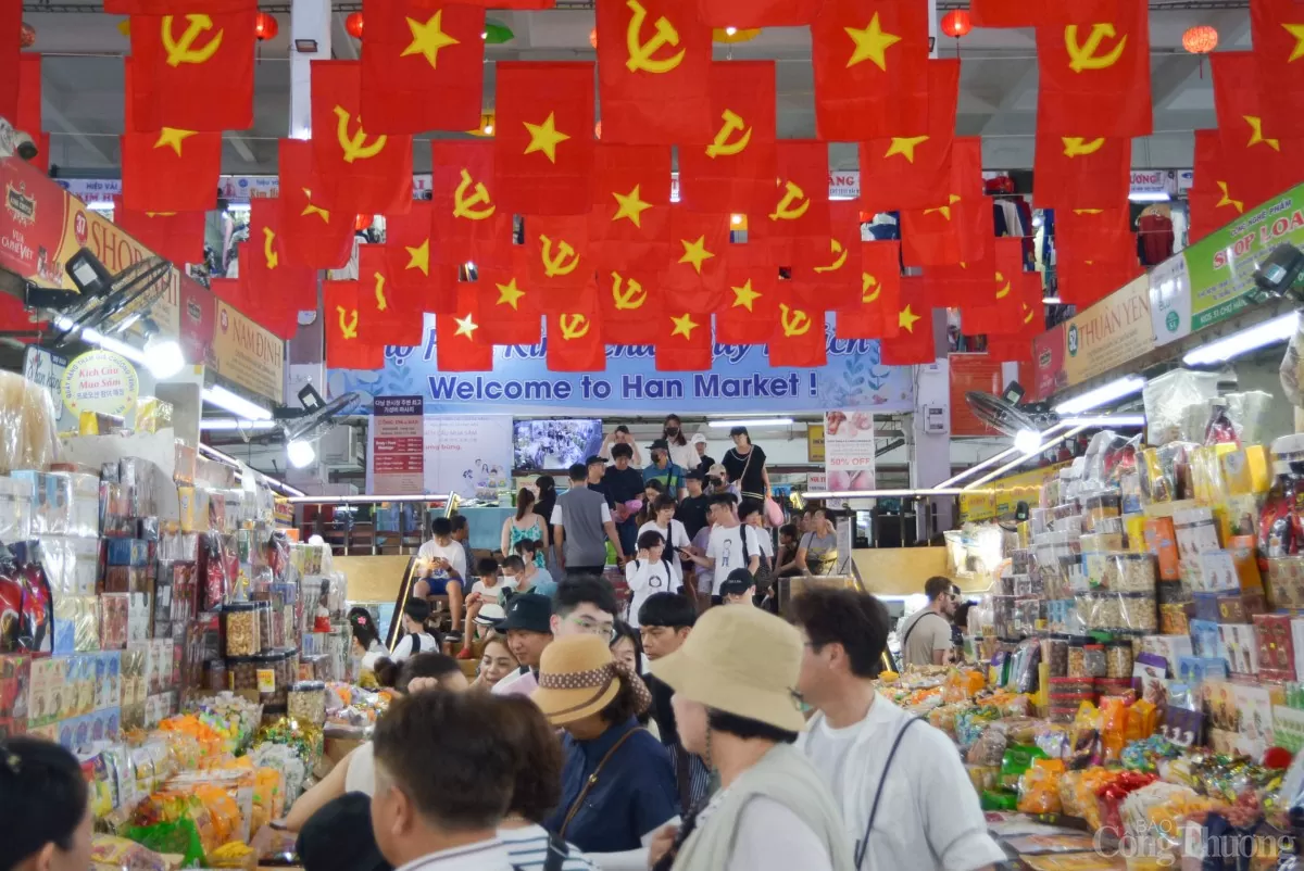 Trong kỳ nghỉ lễ 30/4 - 1/5 kéo dài 5 ngày, lượng khách du lịch đổ về thành phố Đà Nẵng tăng mạnh, kéo theo nhu cầu mua sắm các sản phẩm đặc sản và hàng hóa địa phương cũng “nóng” lên rõ rệt.