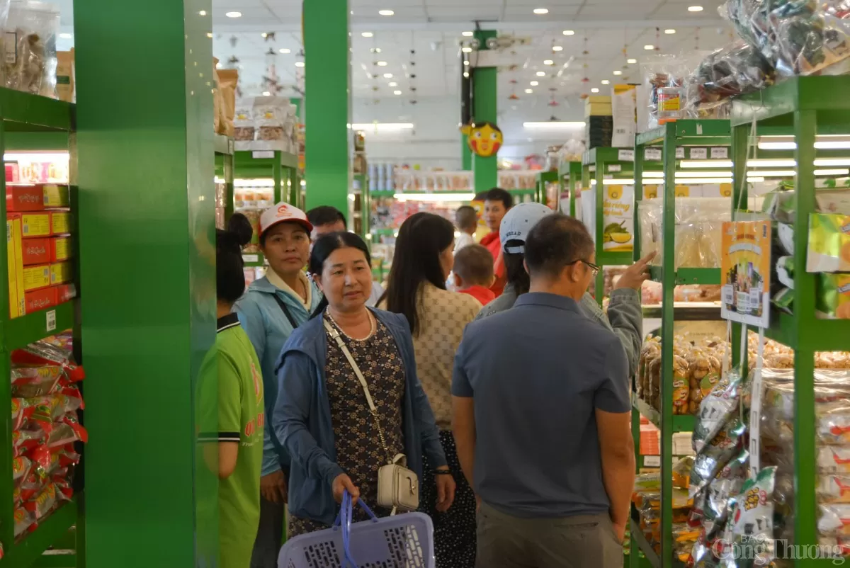 Hôm nay (ngày 3/5) là ngày thứ 4 của kỳ nghỉ, bên cạnh tham quan, nghỉ dưỡng, nhiều du khách đã đổ đến các khu chợ truyền thống và các cửa hàng đặc sản để mua sắm đặc sản làm quà trước khi trở về. Hôm nay (ngày 3/5) là ngày thứ 4 của kỳ nghỉ, bên cạnh tham quan, nghỉ dưỡng, nhiều du khách đã đổ đến các khu chợ truyền thống và các cửa hàng đặc sản để mua sắm đặc sản làm quà trước khi trở về.