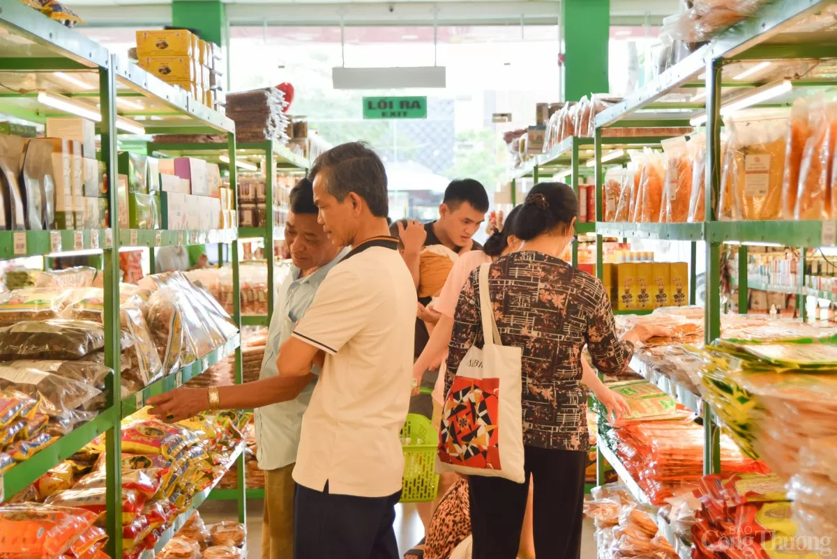 Bà Nguyễn Thị Lệ Quyên - quản lý cửa hàng đặc sản Quà Miền Trung - cho biết tất cả sản phẩm ở cửa hàng đều được du khách trong và ngoài nước lựa chọn để mua. Trước khi được bày bán, các sản phẩm đã được chọn lọc kỹ, đảm bảo phù hợp với nhu cầu và sở thích của khách hàng. 