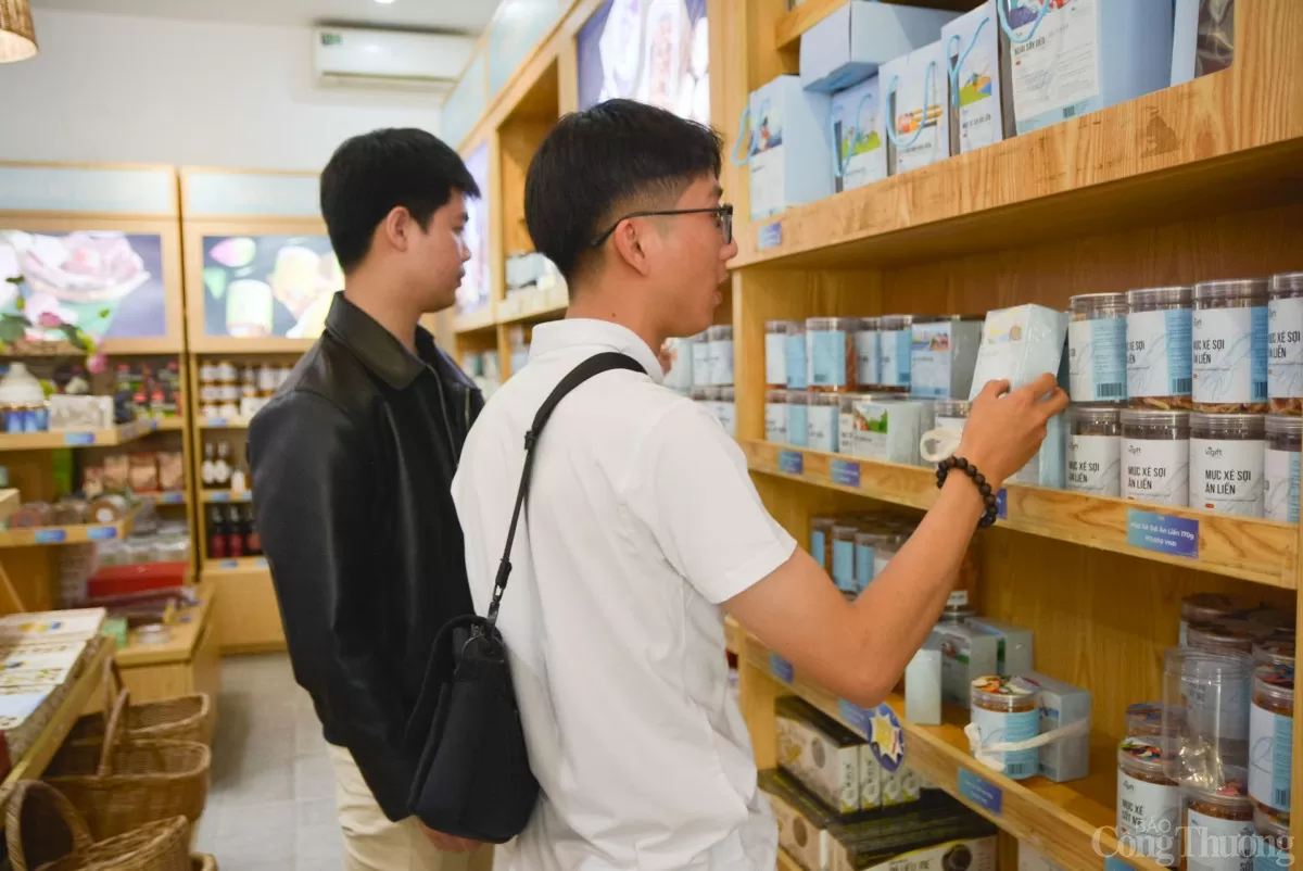 Các cửa hàng đặc sản, cửa hàng quà tặng lưu niệm du lịch trên địa bàn thành phố cũng ghi nhận sự sôi động.