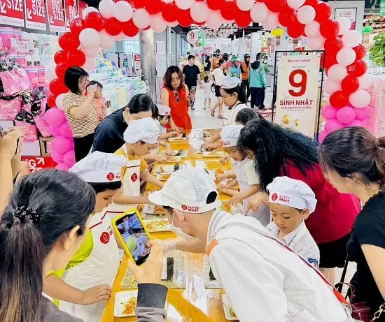 Người dân đổ xô đến trung tâm thương mại vui chơi dịp lễ 30/4-1/5