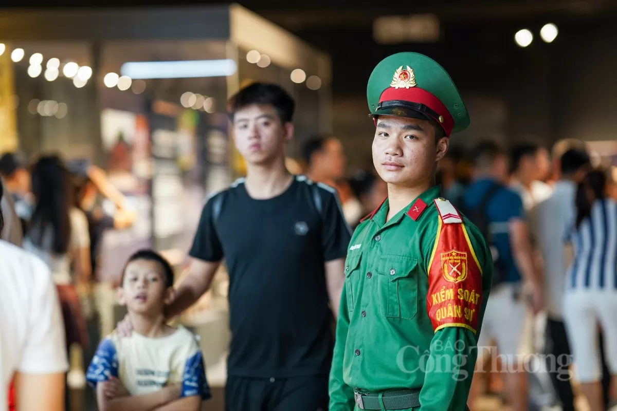 Dòng người đổ về Bảo tàng Lịch sử Quân sự Việt Nam ngày cuối nghỉ lễ