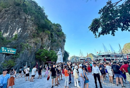 hon 11 trieu luot du khach den quang ninh dip nghi le