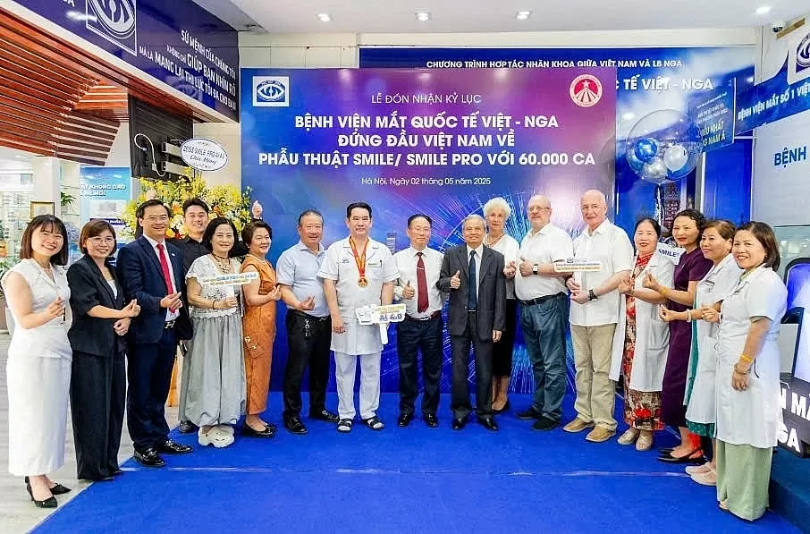 Hệ thống bệnh viện Mắt Quốc tế Việt - Nga tiên phong tiếp nhận chuyển giao công nghệ Zeiss Smile Pro AI 4.0
