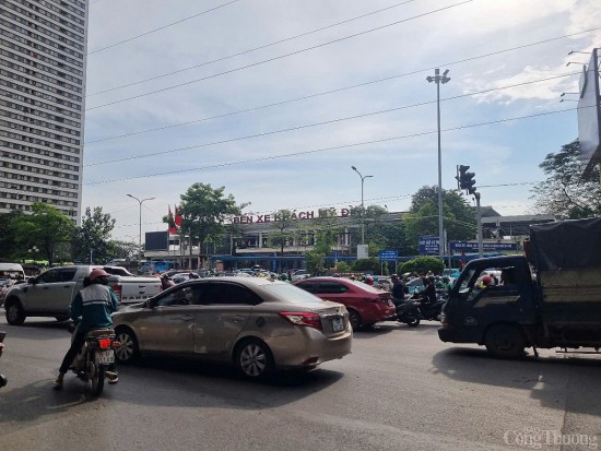 canh dong duc lon xon quanh ben xe my dinh cuoi ky nghi le 304 15