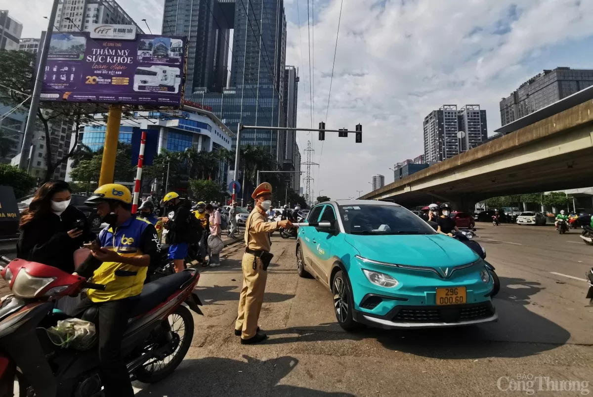 Người dân ùn ùn trở lại Hà Nội sau kỳ nghỉ lễ Người dân ùn ùn trở lại Hà Nội sau kỳ nghỉ lễ
