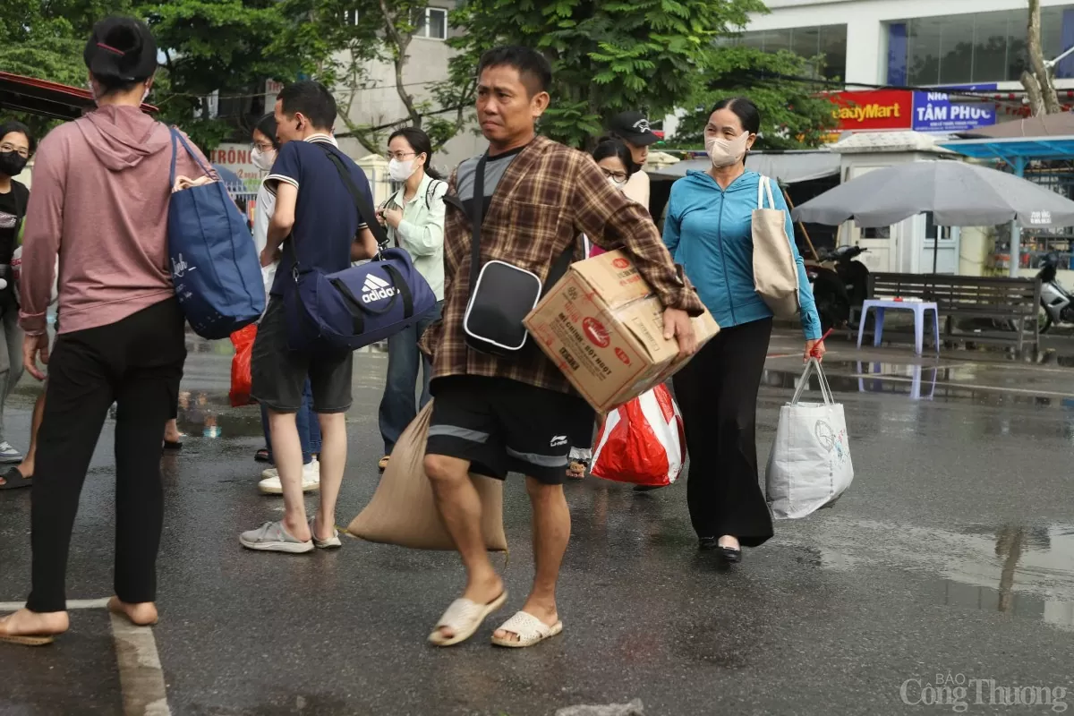 Người dân ùn ùn trở lại Hà Nội sau kỳ nghỉ lễ Người dân ùn ùn trở lại Hà Nội sau kỳ nghỉ lễ