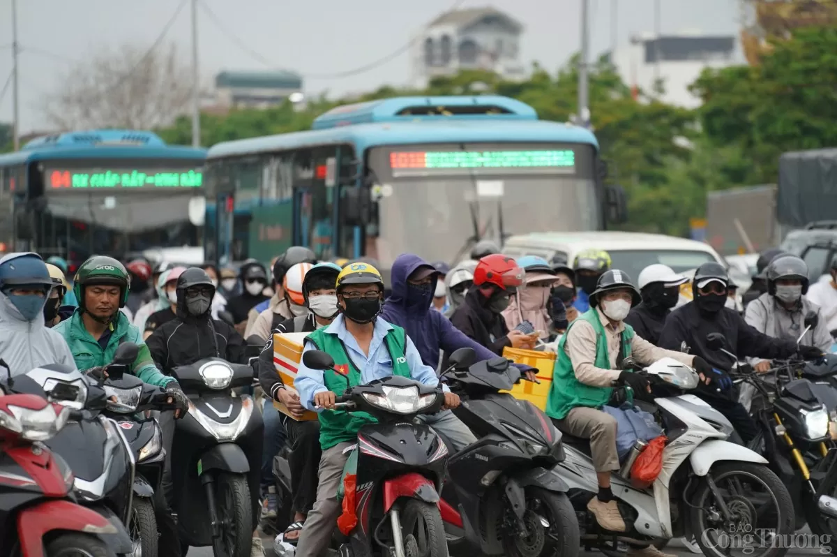 Người dân ùn ùn trở lại Hà Nội sau kỳ nghỉ lễ Người dân ùn ùn trở lại Hà Nội sau kỳ nghỉ lễ