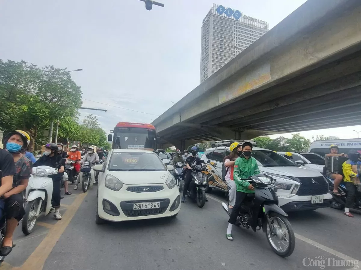 Cảnh đông đúc, lộn xộn quanh bến xe Mỹ Đình cuối kỳ nghỉ lễ 30/4-1/5