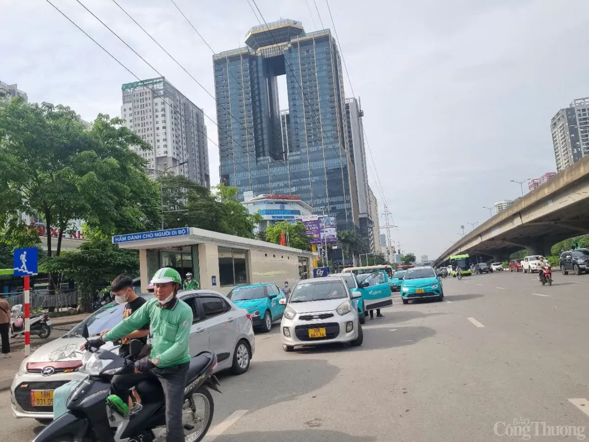 Cảnh đông đúc, lộn xộn quanh bến xe Mỹ Đình cuối kỳ nghỉ lễ 30/4-1/5