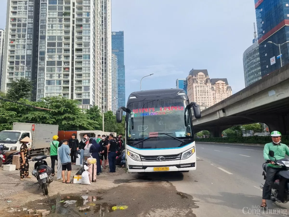 Cảnh đông đúc, lộn xộn quanh bến xe Mỹ Đình cuối kỳ nghỉ lễ 30/4-1/5