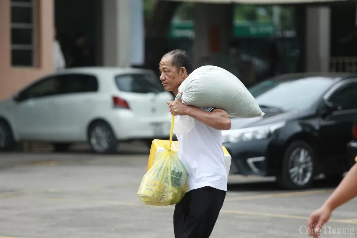 Người dân ùn ùn trở lại Hà Nội sau kỳ nghỉ lễ Người dân ùn ùn trở lại Hà Nội sau kỳ nghỉ lễ